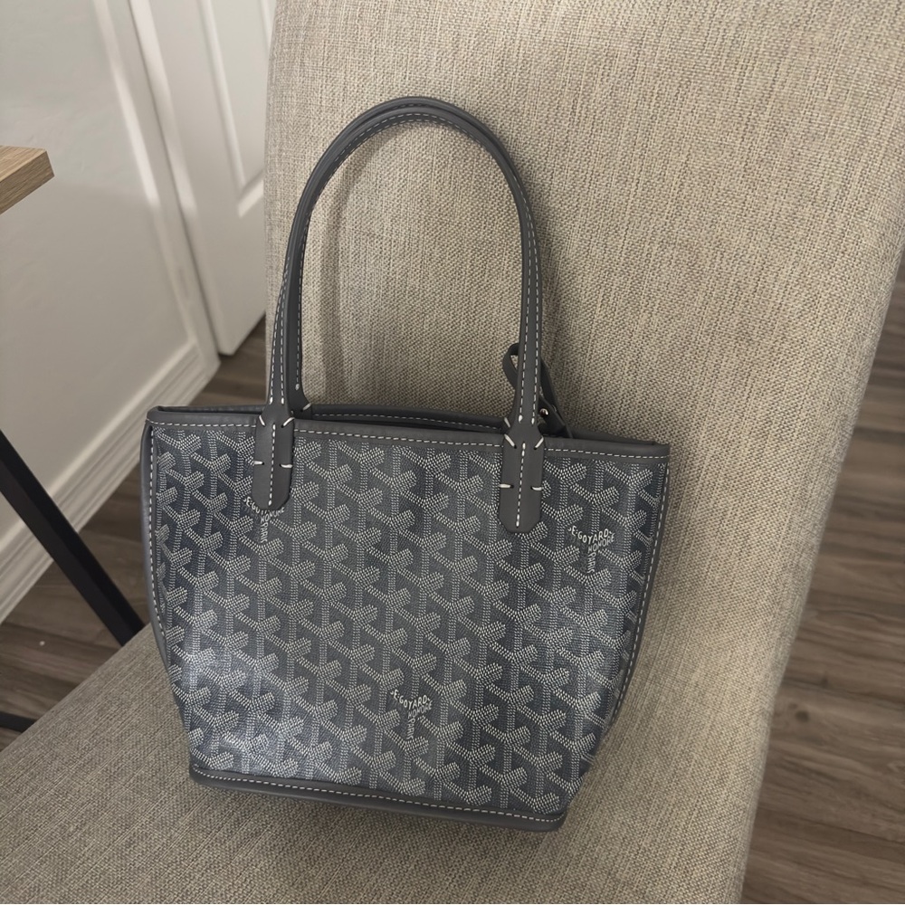 Special edition purse Anjou.